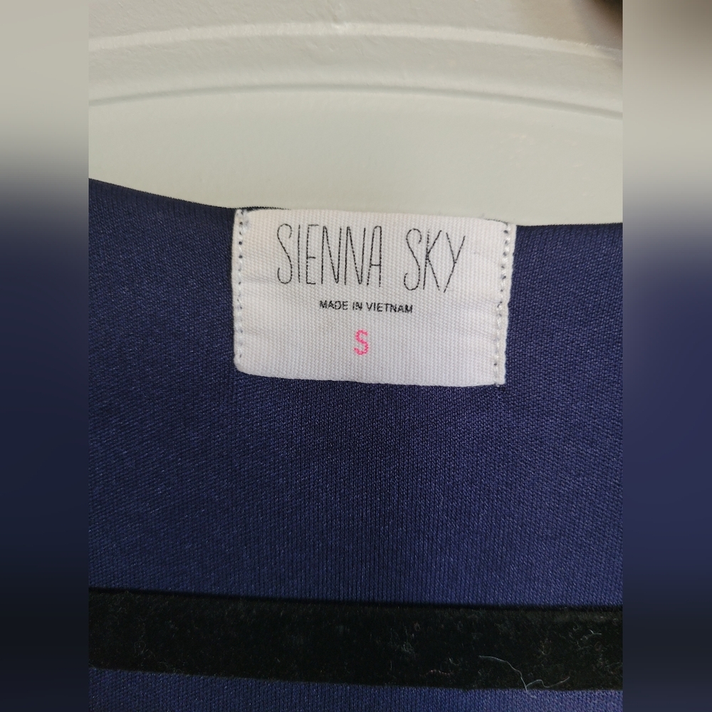 NWOT SIENNA SKY FLORAL DRESS S - Picture 5 of 5